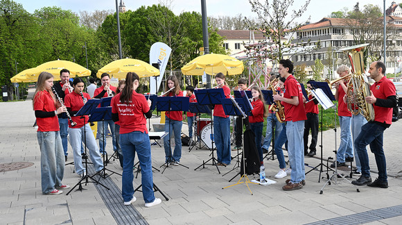 Eine Musikkapelle sorgt für Unterhaltung. Die Musiker tragen rote Poloshirts