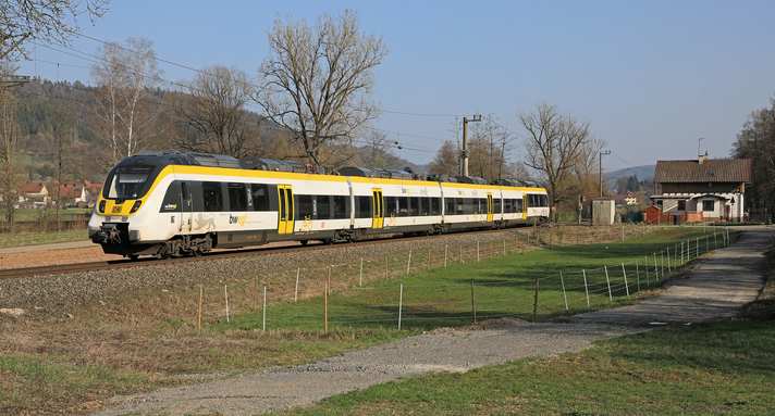  Der Talent 2 Baureihe 3442 der DB Regio  Baden-Württemberg passiert als RE 17568 Gaildorf West -- Stuttgart  Hbf dieses ehemalige Bahnwärterhaus in Bartenbach.