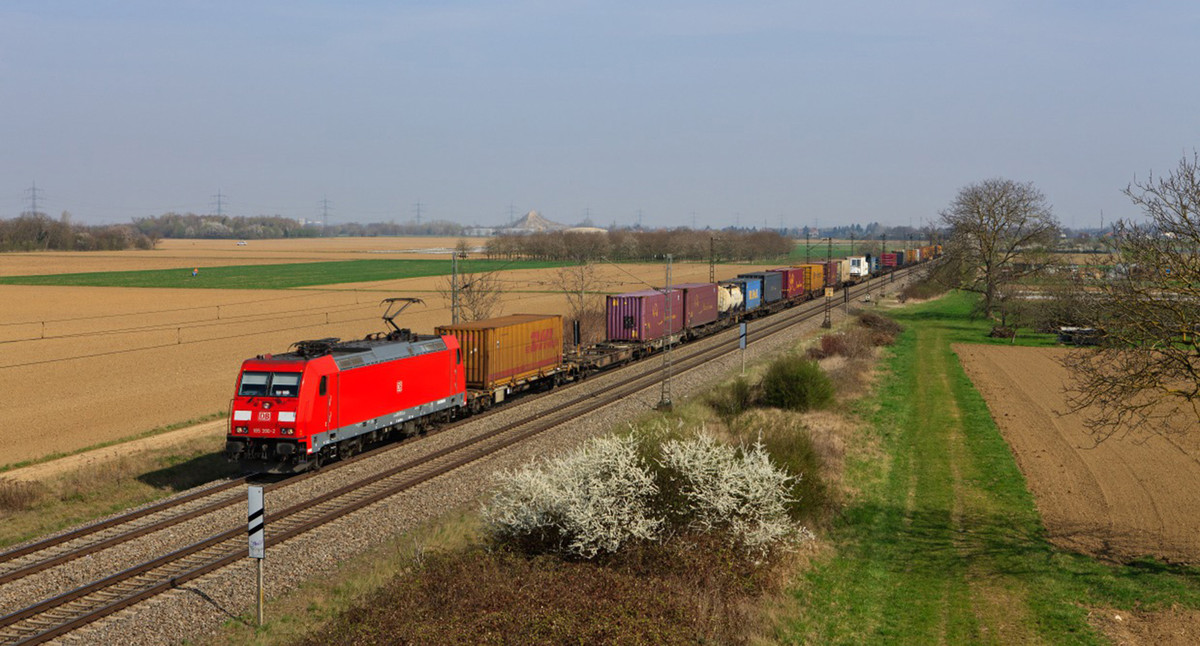Ellok mit einem Containerzug auf der Rheintalbahn zwischen Buggingen und Müllheim (Bild: Deutsche Bahn AG/ Georg Wagner)