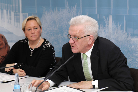 Pressekonferenz Weiterbildung von Lehrkräften und Bürgerbeteiligung Ministerpräsident Winfried Kretschmann (r.) und Kultusministerin Susanne Eisenmann (l.)