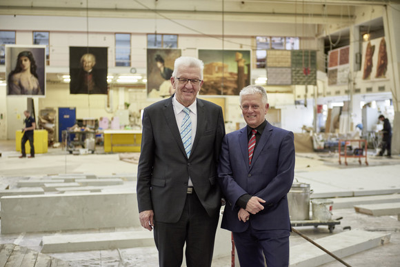 Pressegespräch Land und Stadt stellen sich der Jahrhundertaufgabe Opernsanierung Ministerpräsident Winfried Kretschmann (l.) und Stuttgarts Oberbürgermeister Fritz Kuhn (r.) im Malsaal der Stuttgarter Oper (Foto: Martin Sigmund)