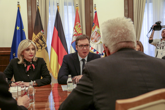 Delegationsreise Kretschmann besucht Südosteuropa Ministerpräsident Winfried Kretschmann (r.) im Gespräch mit dem serbischen Staatspräsidenten Aleksandar Vučić (M.) am 16. April 2018 in Belgrad