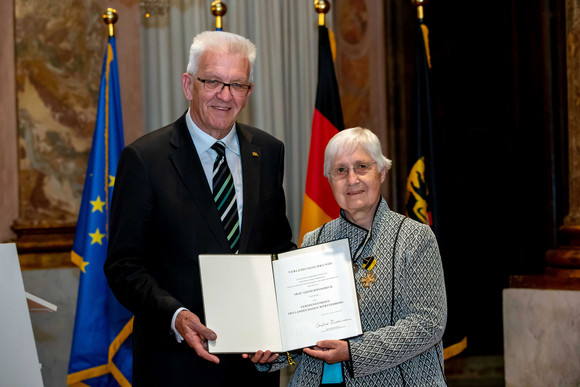 Auszeichnung Verdienstorden des Landes an 19 verdiente Persönlichkeiten Ministerpräsident Winfried Kretschmann (l.) und Edith Rönnebeck (r.)