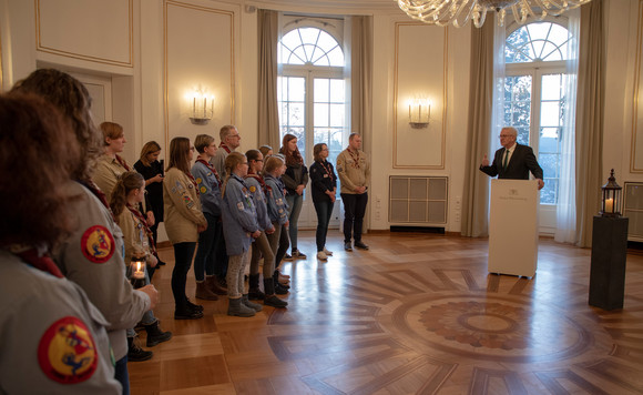 Aktion Pfadfinder übergeben Friedenslicht Ministerpräsident Winfried Kretschmann (r.) spricht zu einer Delegation von Pfadfinderinnen und Pfadfindern anlässlich der Übergabe des diesjährigen Friedenslichts (Bild: Staatsministerium Baden-Württemberg)