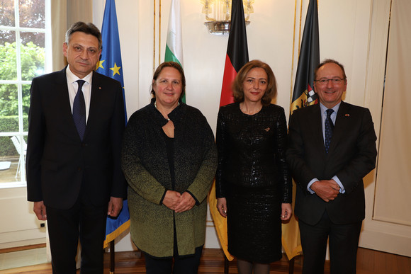 Besuch Schopper empfängt bulgarische Botschafterin v.l.n.r.: Generalkonsul Dragomir Dimitrov, Staatsministerin Theresa Schopper, die bulgarische Botschafterin Elena Shekerletova und Honorarkonsul Dr. Till W. Truckenmüller (Bild: Staatsministerium Baden-Württemberg)