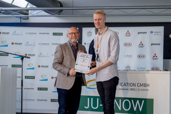 Elektromobilität e4 TESTIVAL auf dem Hockenheimring Verkehrsminister Winfried Hermann MdL bei der Übergabe der Urkunde an Sebastian Conradi vom Global Electric Club, einem der zwölf Finalisten des Start-up Awards 2019 im Rahmen des e4 TESTIVAL (Bilderquelle: Kira Chaparro_© emodrom)