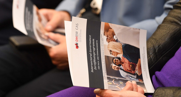Weiterbildung Auftakt zur Intersectoral School of Governance Baden-Württemberg Gäste mit einer Publikation zum Intersectoral Governance Zertifikatsprogramm für Fach- und Führungskräfte (Bild: Staatsministerium Baden-Württemberg)