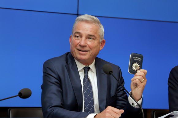 Pressekonferenz Landesregierung stärkt Sicherheit im öffentlichen Raum Innenminister Thomas Strobl hat bei der Regierungspressekonferenz eine Kriminalpolizei-Marke in der Hand. (Bild: Staatsministerium Baden-Württemberg)