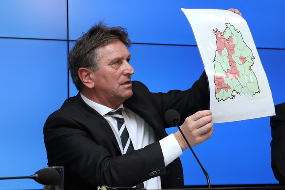 Pressekonferenz Zahl der am Coronavirus Infizierten im Land steigt Gesundheitsminister Manne Lucha zeigt bei der Regierungspressekonferenz eine Karte mit bestätigten Coronavirus-Fällen in Baden-Württemberg(Bild: Staatsministerium Baden-Württemberg)
