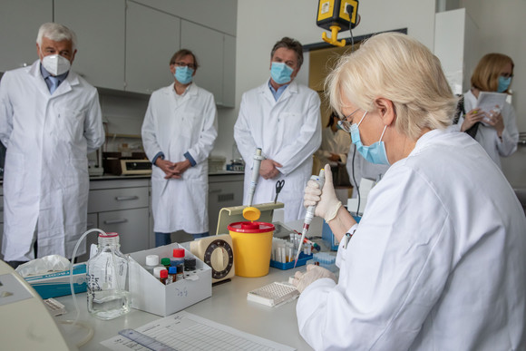 Coronavirus Kretschmann besucht Landesgesundheitsamt v.l.n.r.: Wolfgang Reimer, Regierungspräsident im Regierungspräsidium Stuttgart, Stefan Brockmann, Medizinaldirektor Epidemiologie und Gesundheitsberichterstattung im Landesgesundheitsamt, und Gesundheitsminister Manne Lucha (Bild: Staatsministerium Baden-Württemberg)