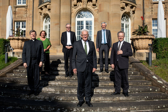 Kirche Kretschmann empfängt Bischöfe v.l.n.r.: Erzbischof Stephan Burger (Erzdiözese Freiburg), Staatsministerin Theresa Schopper, Landesbischof Dr. Frank Otfried July (Evangelische. Landeskirche Württemberg), Ministerpräsident Winfried Kretschmann, Landesbischof Prof. Dr. Jochen Cornelius-Bundschuh (Evangelische Landeskirche Baden) und Generalvikar Dr. Clemens Stroppel (Diözese Rottenburg-Stuttgart) (Bild: Staatsministerium Baden-Württemberg)