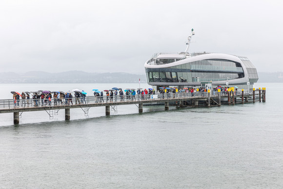 Wissenschaft Nobelpreisträger-Schifffahrt auf dem Bodensee Die Gäste verlassen über einen Steg die „MS Sonnenkönigin“ auf dem Bodensee.