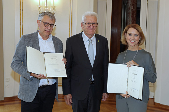 Landesregierung Empfang der neuen Hausspitze des Wissenschaftsministeriums Staatssekretär Arne Braun (links), Ministerpräsident Winfried Kretschmann (Mitte) und Ministerin Petra Olschowski (rechts)