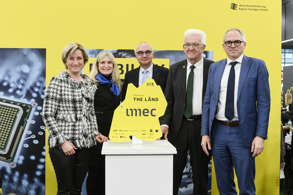 Innovation Neues imec-Kompetenzzentrum in Baden-Württemberg von links nach rechts: Wirtschaftsministerin Dr. Nicole Hoffmeister-Kraut, Generaldirektorin Kerstin Jorna (Europäische Kommission), Luc Van den hove (Präsident und CEO von imec), Ministerpräsident Winfried Kretschmann und der flämische Ministerpräsident Matthias Diependaele bei der Bekanntgabe des Ansiedlungsprojekts