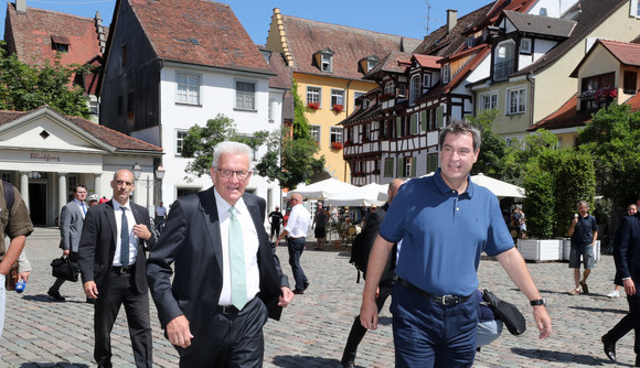Regierung Gemeinsame Kabinettssitzung der Regierungen von Baden-Württemberg und Bayern Ministerpräsident Winfried Kretschmann (l.) und Ministerpräsident Dr. Markus Söder (r.) in Meersburg (Bild: Staatsministerium Baden-Württemberg)