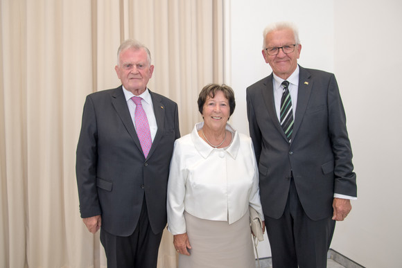 Empfang 80. Geburtstag des ehemaligen Ministerpräsidenten Erwin Teufel Ministerpräsident Winfried Kretschmann mit dem ehemaligen Ministerpräsidenten Prof. Dr. h. c. Erwin Teufel und seiner Ehefrau Edeltraud Teufel.