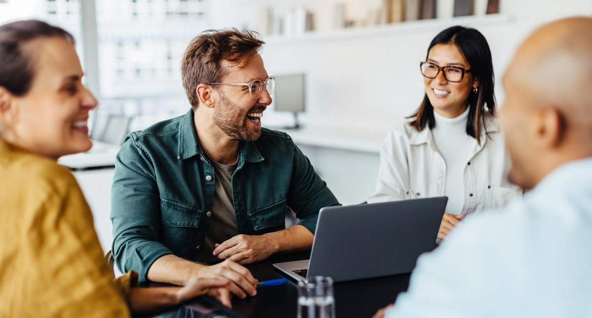 Verschiedene Geschäftsleute halten ein Teammeeting in einem Büro ab