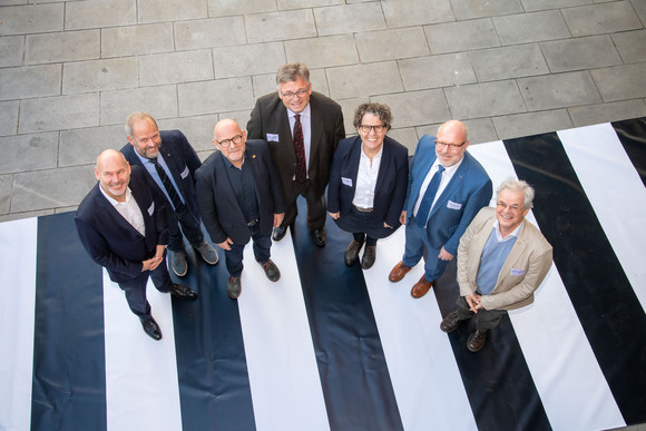 Fussverkehr 1.000 Zebrastreifen für Baden-Württemberg Gruppenbild mit den Modellkommunen: Bad Rippoldsau-Schapbach, Erligheim, Langenargen, Leonberg, Pforzheim und Schramberg