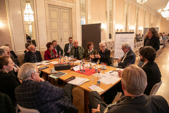 Dialekte Tagung „Daheim schwätzen die Leut'“ Diskussionsrunden zu thematischen Schwerpunkten an sieben Thementischen (Bild: Staatsministerium Baden-Württemberg)