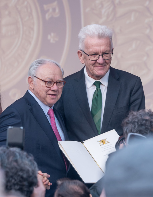 Auszeichnung Große Staufermedaille in Gold an Hubert Burda Ministerpräsident Winfried Kretschmann (r.) und Prof. Dr. Hubert Burda (l.) (Bild: © René Reiche für Hubert Burda Media)