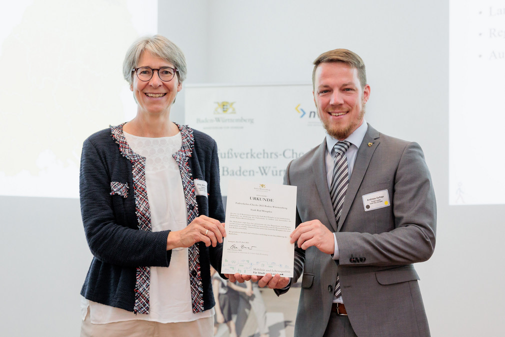 Staatssekretärin Elke Zimmer überreicht Andreas Zaffran, Bürgermeister von Bad Wimpfen, eine Urkunde für die Teilnahme an den Fußverkehrs-Checks 2022.