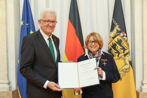 Tag des Ehrenamts Kretschmann würdigt besonderes ehrenamtliches Engagement Ministerpräsident Winfried Kretschmann (l.) und Helga Hartleitner (r.)