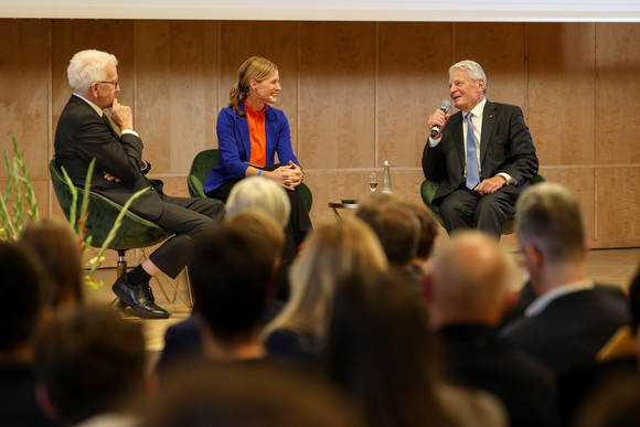 Zusammenhalt in der Transformation Tagung „Gemeinsam handeln“ Podiumsgespräch mit Ministerpräsident Winfried Kretschmann (links), Moderatorin Dr. Denise Burgert (Mitte) und dem ehemaligen Bundespräsidenten Joachim Gauck (rechts).