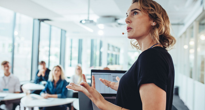 Geschäftsfrau hält eine Präsentation auf einer Konferenz