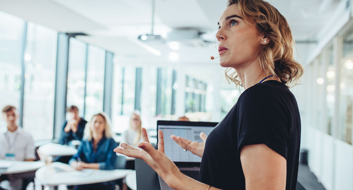 Geschäftsfrau hält eine Präsentation auf einer Konferenz