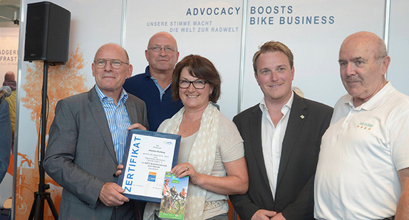 Minister Hermann zusammen mit Hanns-Ulrich Zander (Alb-Donau-Kreis), Monika Suckut (Landkreis Heidenheim), Holger Bäuerle und Siegward Schottky (ADFC Heidenheim).