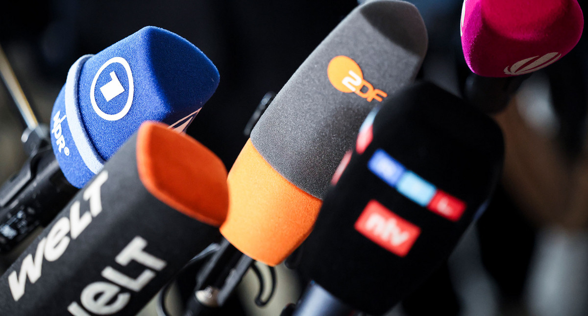 Verschiedene Mikrofone von TV-Sendern.
