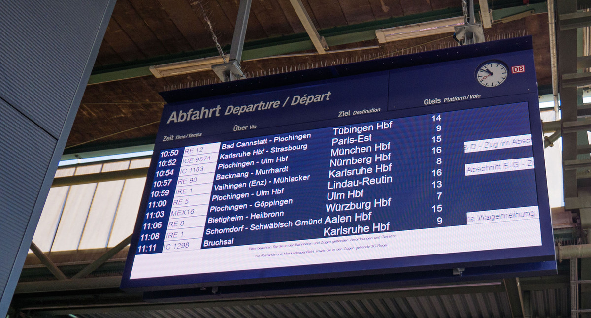 Anzeigetafel mit Abfahrtszeiten von Zügen an einem Bahnhof.