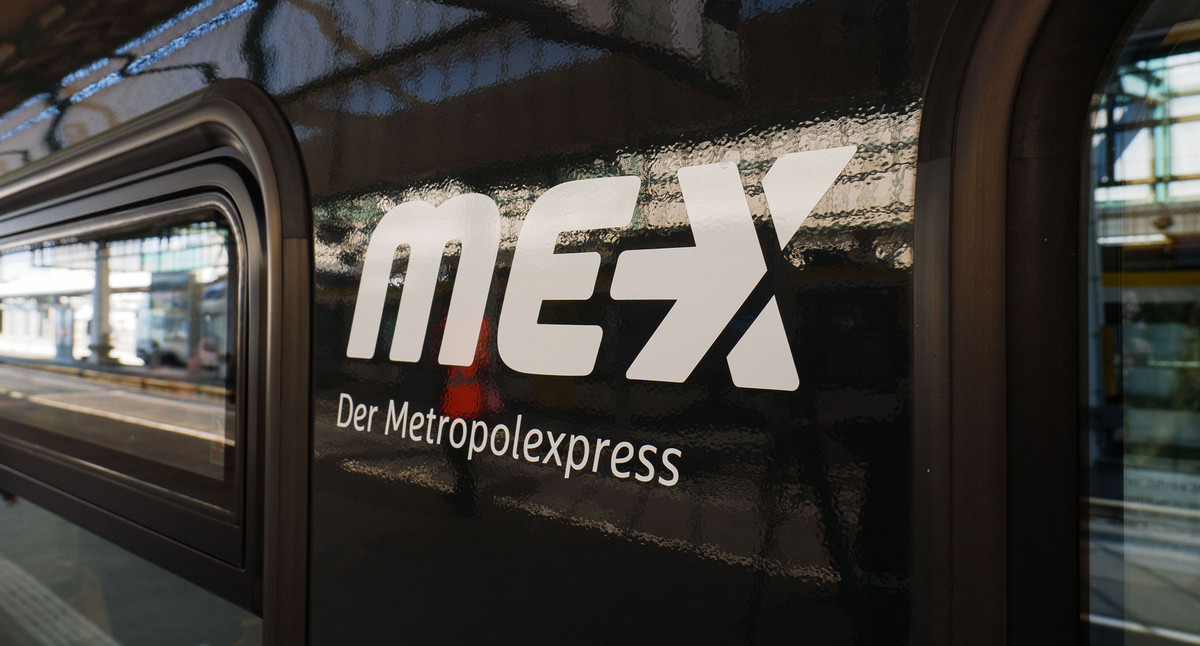 An der Seite eines Zuges klebt das Logo der Metropolexpress-Züge.