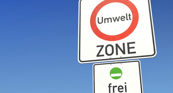 Umweltzonenschild mit grüner Plakette (Bild: Fotolia.com/ bluedesign)