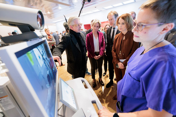 Gesundheit Vierte Jahresveranstaltung des Forums Gesundheitsstandort Rundgang durch die Ausstellung