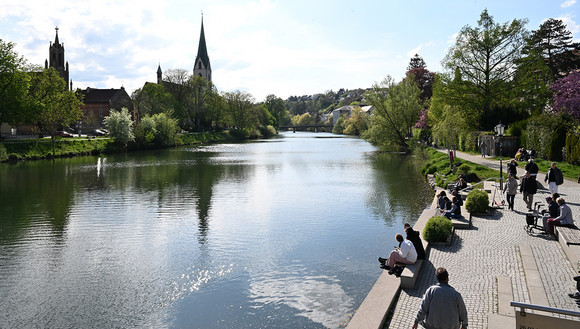 Der Neckar fließt durch Tübingen