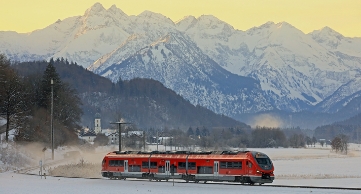 Netz 31 Dieselnetz Allgäu Ein PesaLINK - Triebwagen der Baureihe VT 633 der DB Regio ist am frühen Morgen als RE 75 in winterlicher Landschaft bei eisigen Temperaturen von Oberstdorf nach Ulm Hbf unterwegs, hier zwischen Altstädten (Allgäu) und Sonthofen