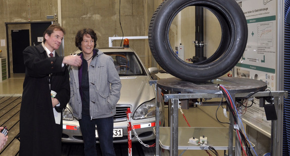 Staatssekretärin Splett beim Besuch des Karlsruher Instituts für Technologie (Bild: Markus Breig)