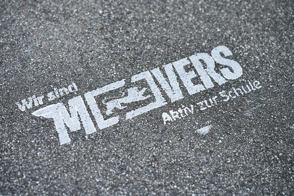 Verkehrssicherheit MOVERS – Aktiv zur Schule Auf Aspahlt das Logo des Landesprogramms: Wir sind MOVERS – AKtiv zur Schule