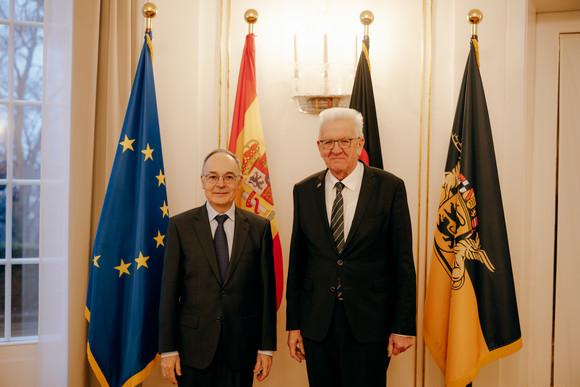 Antrittsbesuch Kretschmann empfängt spanischen Botschafter Ministerpräsident Winfried Kretschmann (rechts) und der spanische Botschafter Pascual Ignacio Navarro Rios (links) stehen vor Fahnen.