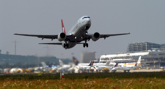 Startendes Flugzeug am Flughafen Stuttgart (Bild: Flughafen Stuttgart)