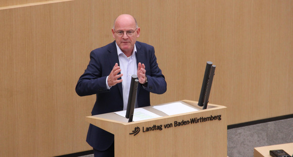 Minister Hermann bei einer Rede im Landtag BW (11.01.2017)