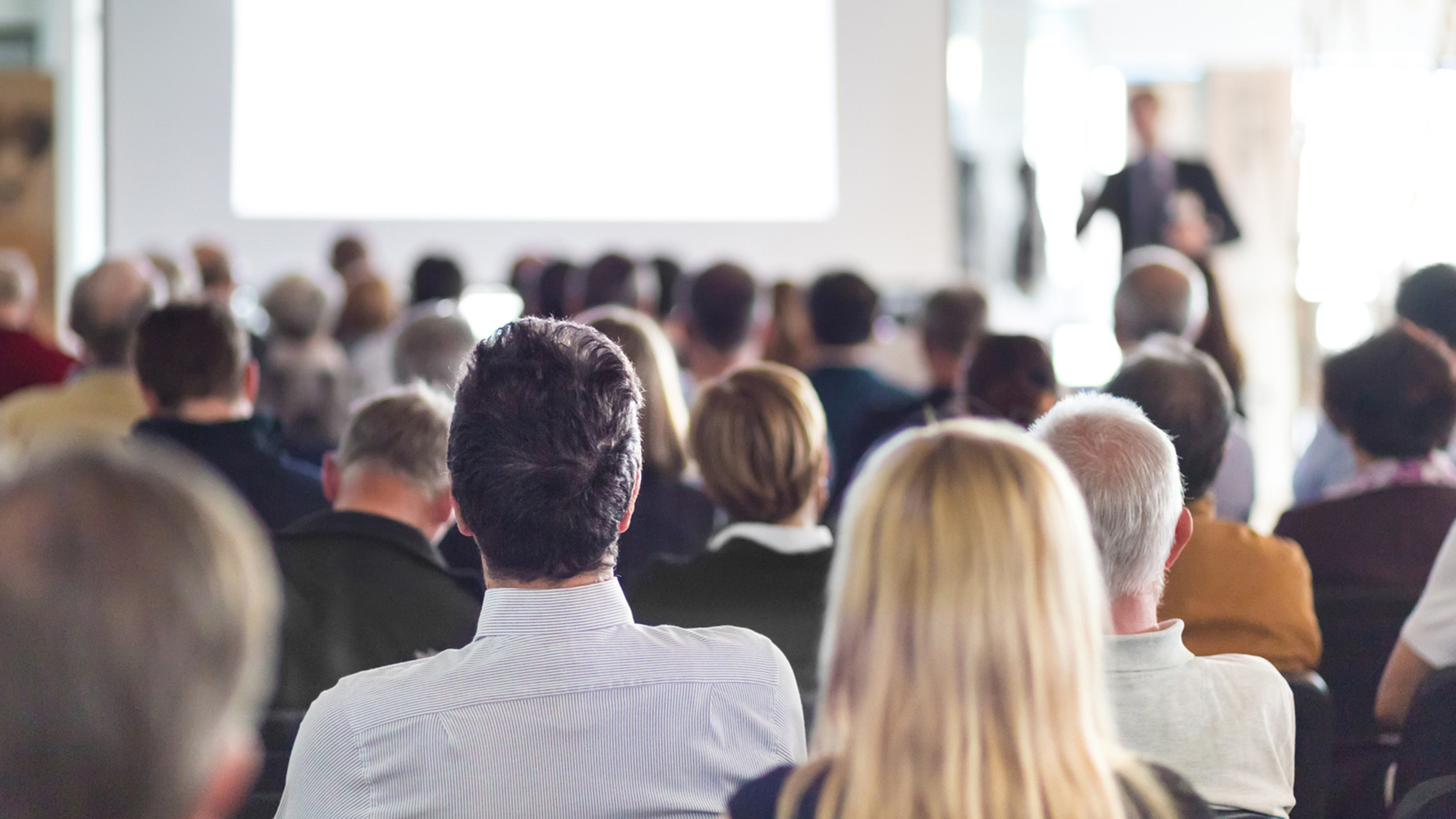 Publikum sitzt und h&ouml;rt einem Vortrag zu.