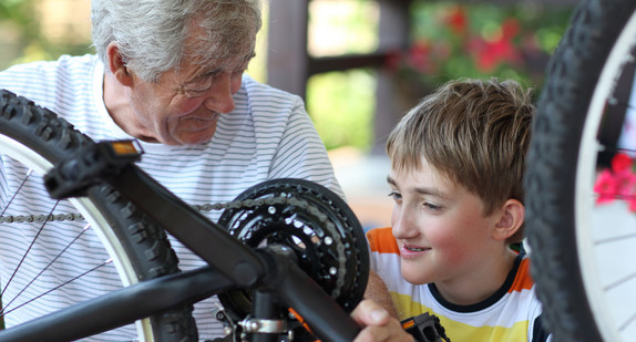 Opa und Enkelsohn reparieren Fahrrad (Bild: Fotolia.com/ emde71)