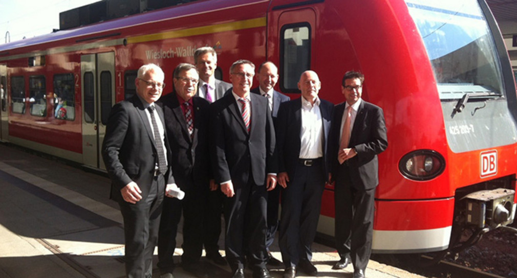 Von rechts nach links: Jürgen Barke, Staatssekretär im saarländischen Ministerium für Wirtschaft, Arbeit, Energie und Verkehr, Dr. Winfried Hirschberger, Verbandsvorsteher des Zweckverbandes Schienenpersonennahverkehr Rheinland-Pfalz Süd, Der rheinland-pfälzische Infrastrukturstaatssekretär Günter Kern, DB Regio Vorstandsvorsitzender Dr. Manfred Rudhart, Vorsitzende des Zweckverbands Verkehrsverbund Rhein-Neckar und Erste Bürgermeister der Stadt Mannheim, Christian Specht, Verkehrsminister BW Winfried Hermann MdL und Andreas Schilling, Vorsitzender der Regionalleitung DB Regio Südwest
