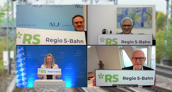 Vier Personen halten in einer Videokonferenz ein Schild mit der Aufschrift Regio S-bahn Donau-Iller in der Hand.