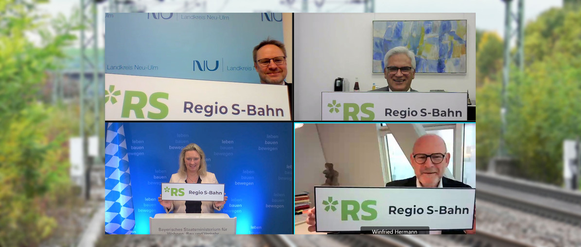 Vier Personen halten in einer Videokonferenz ein Schild mit der Aufschrift Regio S-bahn Donau-Iller in der Hand.