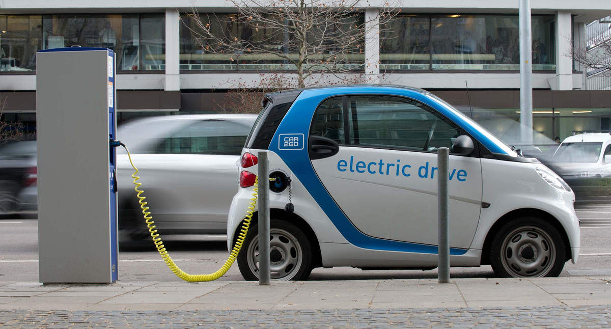 Ein Elektroauto des Carsharing-Anbieters car2go steht am 20.02.2013 in Stuttgart (Baden-Württemberg) an einer Elektrotankstelle an einer Straße. Foto: Marijan Murat/dpa