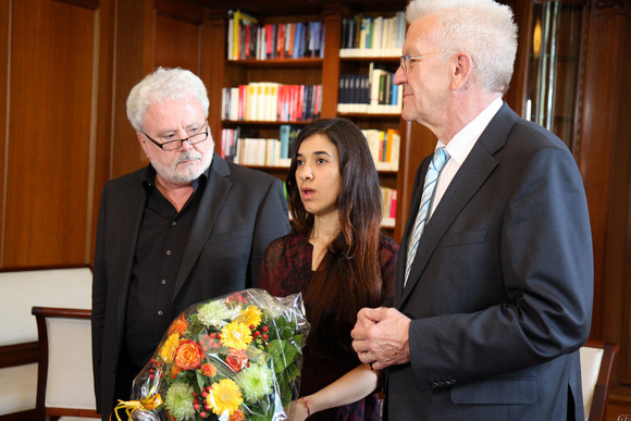 Gespräch Kretschmann empfängt Nadia Murad Ministerpräsident Winfried Kretschmann (r.), Nadia Murad (M.) und Staatsminister Klaus-Peter Murawski (l.)