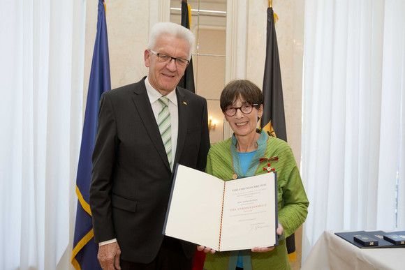 Tag des Ehrenamtes Kretschmann würdigt besonderes ehrenamtliches Engagement Ministerpräsident Winfried Kretschmann (l.) und Monika Kuppler (r.)